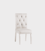Silla elegante tapizada en color beige con descanso alto y diseño tufted en respaldo, ideal para comedor o oficina moderna.