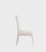 Acomodin, silla elegante y moderna, tapizada en tela blanca, ideal para comedor o oficina, con patas de madera en color claro, diseño minimalista y cómodo para cualquier espacio.