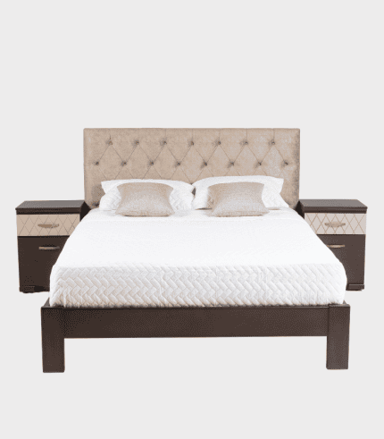 Dormitorio con cabecero tapizado en beige, acompañado de mesitas de noche de madera oscura y cajones decorativos. La cama está vestida con sábanas blancas y almohadas en tonos neutros, creando un ambiente acogedor y elegante.
