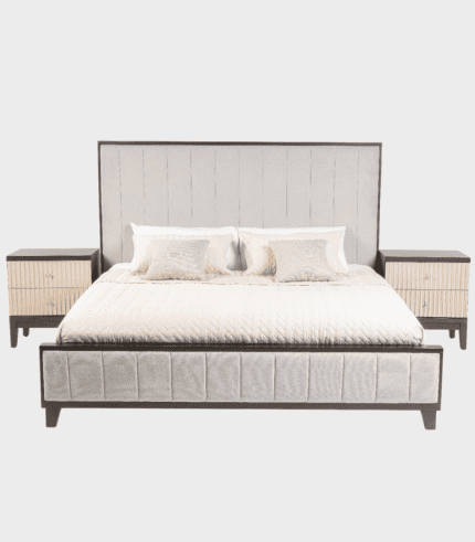 Sala de cama moderna con cabecera acolchada y mesitas de noche de madera clara, perfecta para decorar tu hogar con estilo y comodidad.
