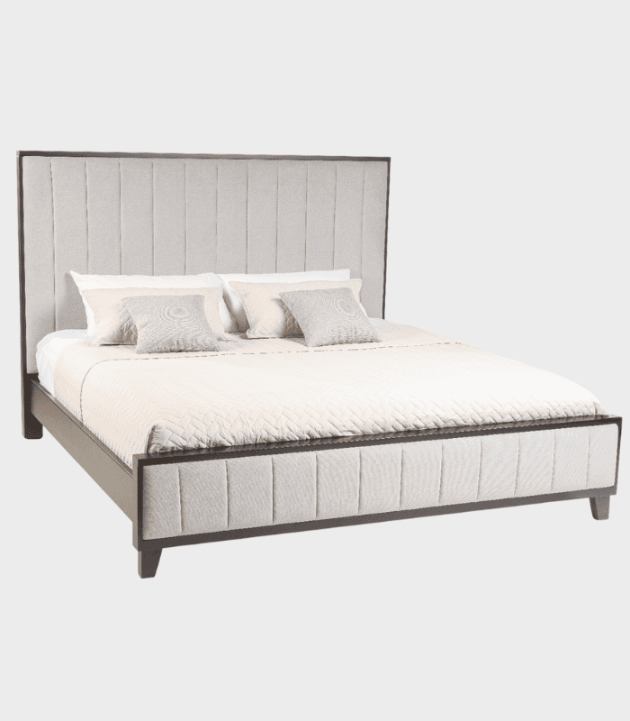 Diseño de cama moderna con cabecero tapizado en gris y estructura sólida para dormitorios elegantes y confortables.