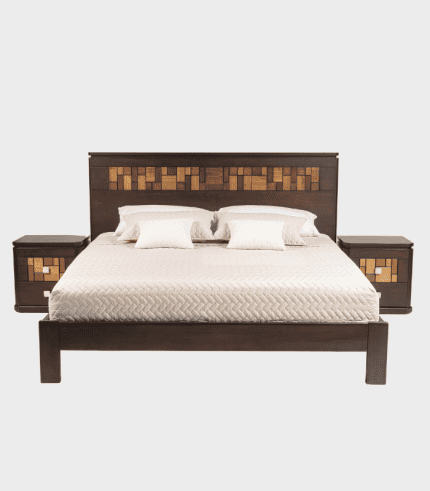 Mueble de cama con cabecera y mesitas de noche de madera en acabado oscuro, con detalles en tonos claros en el diseño de los frentes.