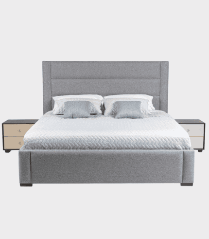 Dormitorio con cabecera y mesitas de noche modernas en tonos gris y beige, ideal para decorar con estilo y funcionalidad en tu hogar.