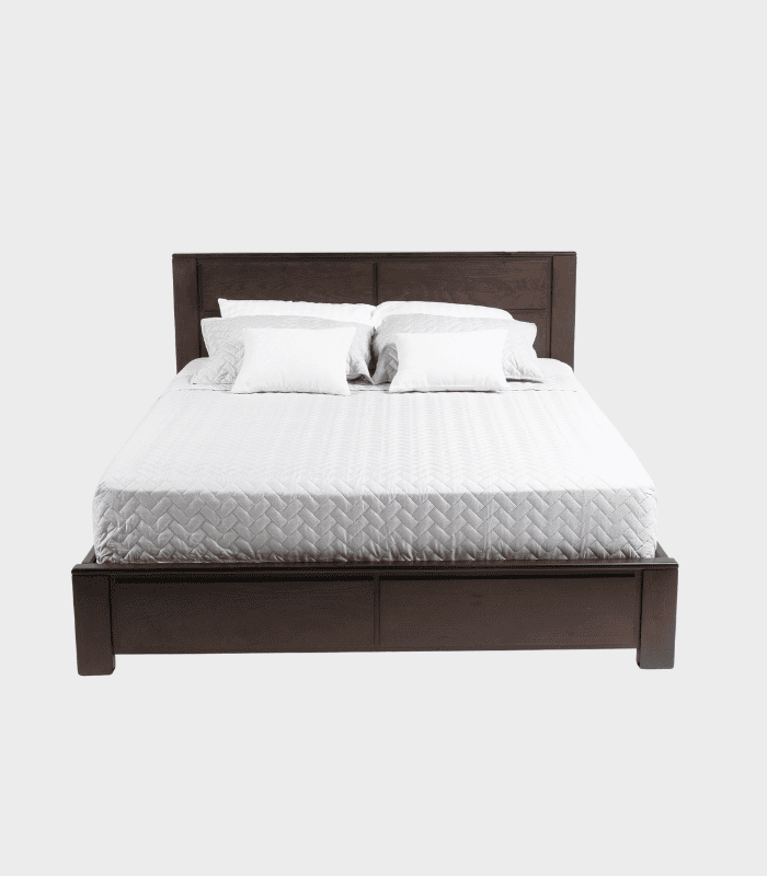 Banco de muebles de madera oscura con cabecera, colchón y ropa de cama blanca, en un entorno minimalista y elegante.
