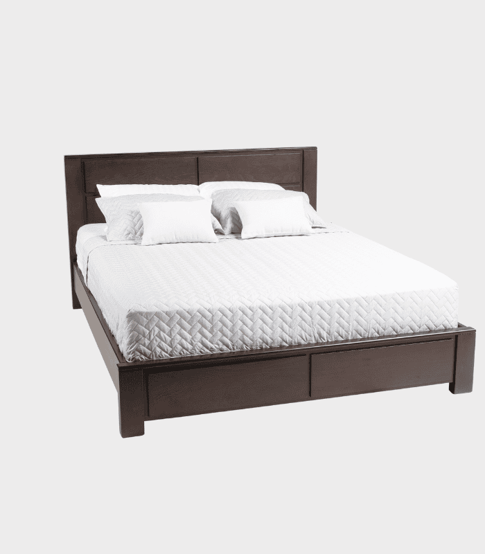 Dormitorio con cama de madera oscura, ropa de cama blanca con colchón acolchado y cojines, estilo elegante y moderno.