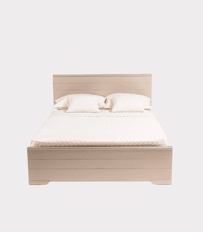Banco de imágenes de una cama beige con cabecera y ropa blanca, en un fondo blanco simple. Ideal para mostrar muebles de dormitorio, decoración moderna y confort para dormitorios.