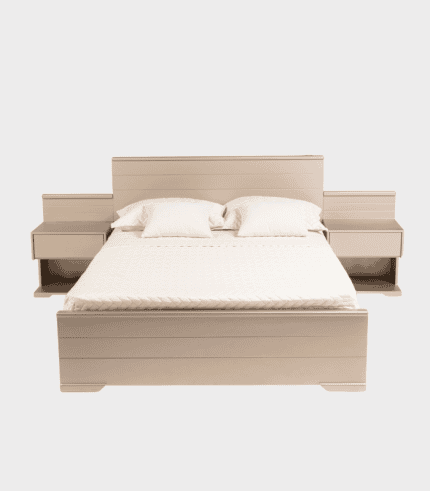 Dormitorio con cama grande, cabecero y mesitas de noche a juego en tonos beige, con colchón y almohadas blancas, ideal para decoración y mobiliario en zonas de dormitorio.