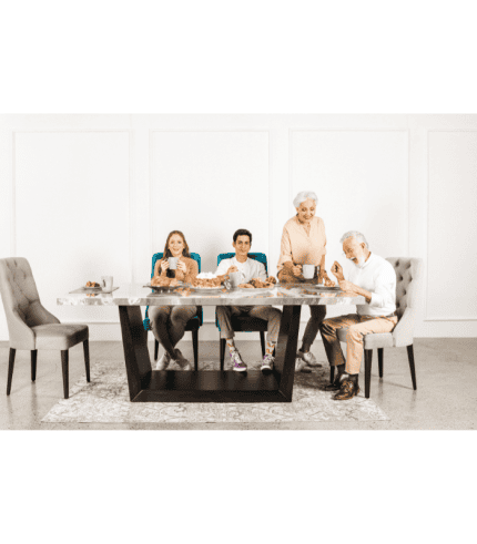 Luz natural en comedor con mesa de madera, sillas y decoración moderna, ideal para compartir en familia y disfrutar de momentos agradables.