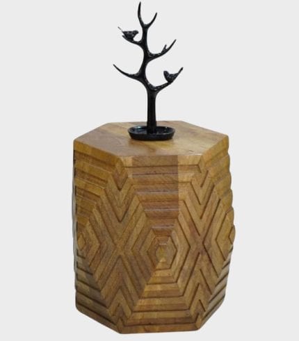 Mueble decorativo de madera en forma hexagonal con patrón geométrico, acompañado de un adorno de árbol y pájaros en metal en la parte superior. Ideal para decorar espacios con estilo natural y moderno.