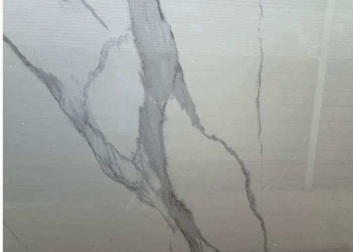 Cristales de mármol con vetas grises y blancas, textura elegante y acabados de alta calidad ideales para muebles, decoración y superficies. Perfecto para crear ambientes sofisticados en interiores.