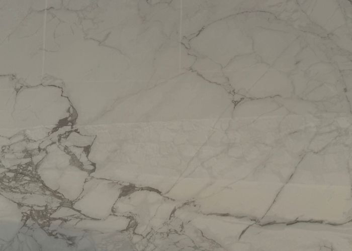 Suelos de mármol en tonos blancos y grises con venas naturales, ideales para decoración elegante y moderna en cualquier espacio interior.