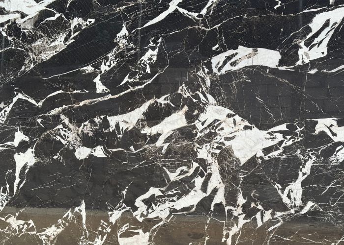 Pizarra de mármol negro con vetas blancas, ideal para decoración y mobiliario elegante. Perfecta para escritorios, sillones y otros muebles de diseño sofisticado en zonas modernas.