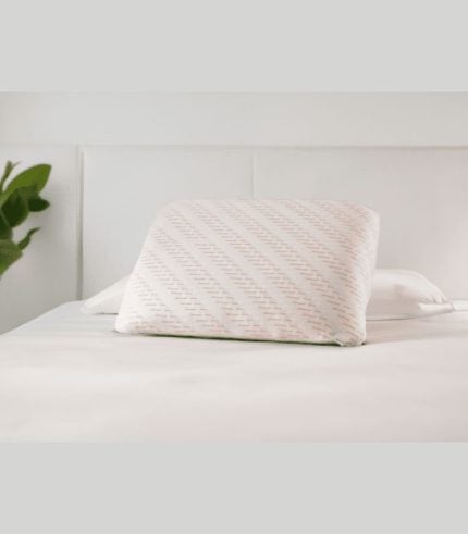 Suelo, ropa de cama y almohada en un entorno de decoración moderna y minimalista.