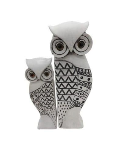 Jarrón decorativo con forma de búho, en color blanco y detalles en negro con patrones geométricos, ideal para decoración moderna en el hogar.