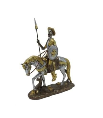 Caballo de juguete con figura de caballero medieval en tonos dorados y plateados, con escudo y lanza, en estilo decorativo clásico.