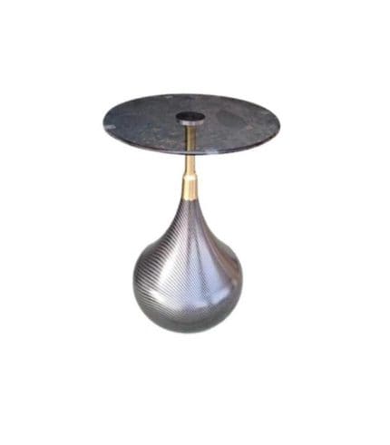 Jarrón de diseño con superficie metálica y base en forma de gota, ideal para decorar espacios modernos y elegantes en casas u oficinas.
