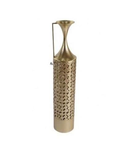 Buró de madera con diseño tallado y acabado dorado, ideal para decorar el hogar o la oficina.