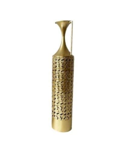 Jarrón decorativo dorado con diseño perforado y forma elegante.