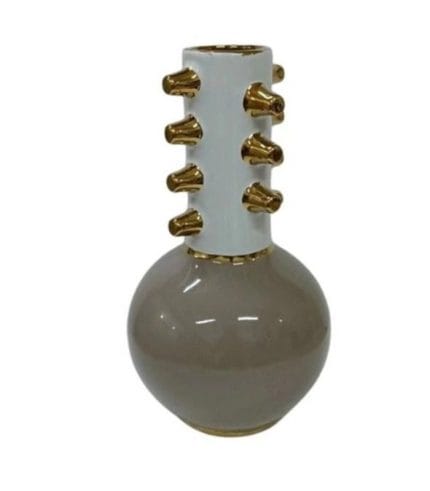 Vasija decorativa con detalles en dorado y acabado en tonos blancos y grises, ideal para combinar en espacios modernos y elegantes.