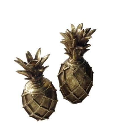 Lámparas decorativas con forma de piña en color dorado, ideales para complementar la decoración de espacios modernos y elegantes.