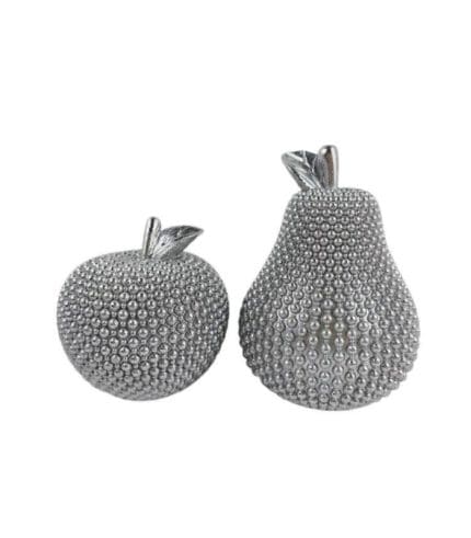Br2. Manzanas decorativas plateadas con textura brillante, ideales para decorar espacios modernos y elegantes en el hogar o área de oficina.