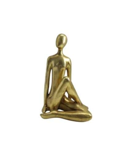 Figura decorativa dorada de una mujer sentada con una pierna flexionada y los brazos apoyados en el suelo. Perfecta para decoración de interiores modernas o clásicas.
