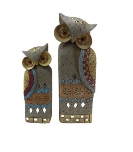 Búho decorativo de cerámica y madera con detalles coloridos, ideal para decorar ambientes con estilo.