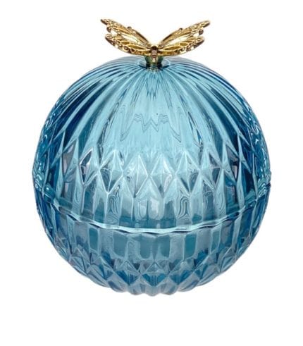 Cristal de decoración en forma de manzana azul con mariposa dorada en la parte superior. Perfecto para decorar espacios elegantes y sofisticados en Zona Muebles.