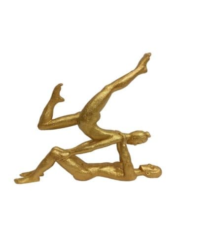 Baile artístico de figuras humanas doradas en equilibrio, decorativo y moderno para espacios interiores.