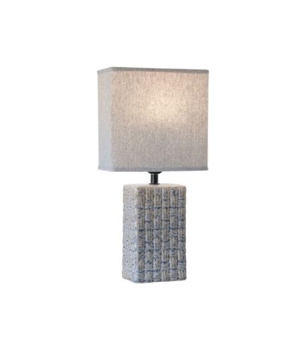 Lámpara de mesa con base de piedra y pantalla de tela en color gris claro, ideal para decorar y crear un ambiente cálido en cualquier espacio.