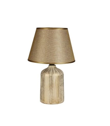 Lámpara de mesa con base decorativa y pantalla de tela en tonos beige y dorado. Perfecta para decorar escritorios y salas con estilo elegante y sofisticado. Zona Muebles.