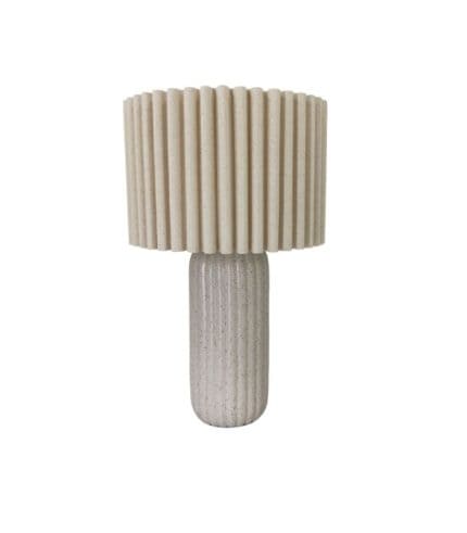 Blanco, lámpara de mesa moderna con diseño texturizado, hecha de cerámica con cabecera cilíndrica y base resistente, perfecta para decorar y iluminar ambientes sofisticados en el hogar o la oficina.